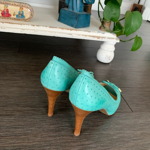 Turquoise blue pumps with the most comfortable walking heel. - Picture 2 of 3